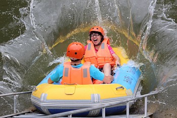 Trượt thác nước Hòa Phú Thành - Thách thức lòng can đảm